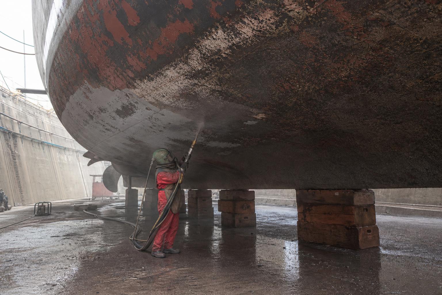 Underwater Hull Sandblasting & Anti-Fouling
